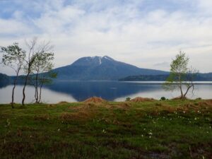 尾瀬沼越しにそびえる燧ケ岳